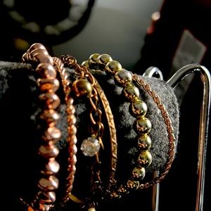 Set of 6 diverse complimentary bracelets .